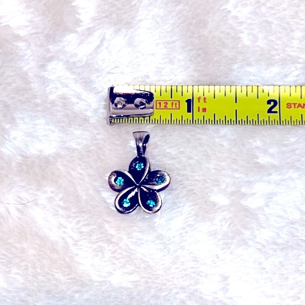 NWT 🌺 VM -WATERPROOF SILVER STAINLESS STEEL FLOWER PENDANT SLIDE w/BLUE CRYSTALS - Picture 7 of 8